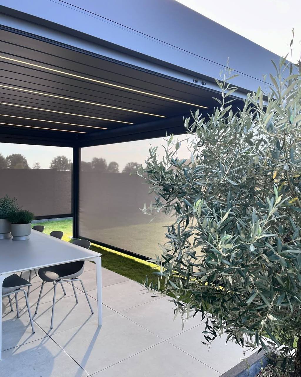 Pergola with integrated lighting and a side screen